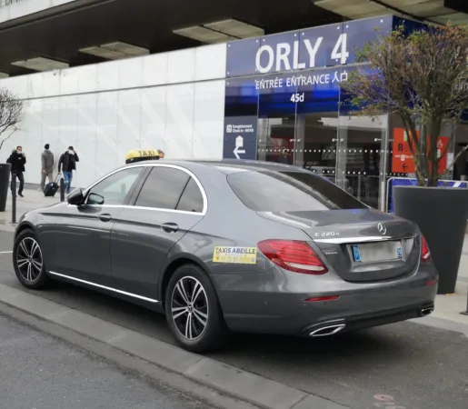 garagiste à huriel dans l'allier 03 entrain de configurez le véhicule de sa cliente