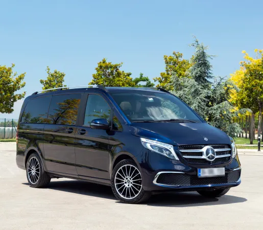 garagiste à huriel dans l'allier 03 entrain de configurez le véhicule de sa cliente