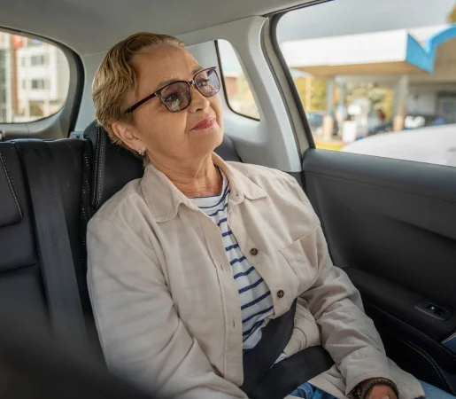 garagiste à huriel dans l'allier 03 entrain de configurez le véhicule de sa cliente